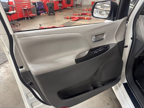 Used 2019 Toyota Sienna LE w/ LE Preferred Package image 13