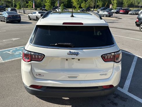 Used 2019 Jeep Compass Latitude FWD image 4