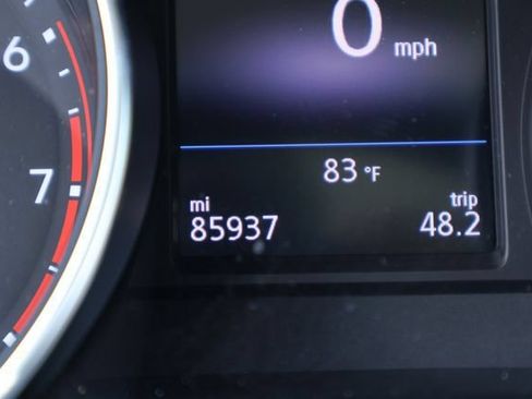 Used 2018 Volkswagen Tiguan SE w/ Panoramic Sunroof Package FWD image 2