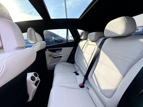 Used 2025 Mercedes-Benz GLC 300 4MATIC image 23