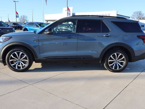 Used 2025 Ford Explorer ST-Line image 8