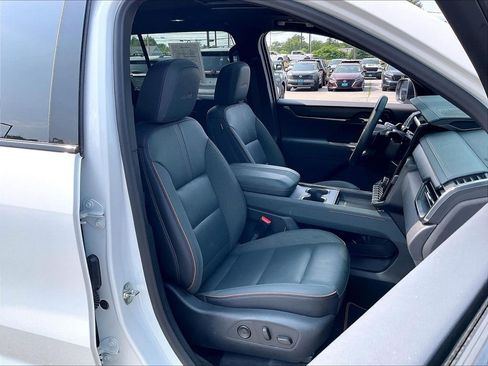 Used 2024 GMC Acadia AT4 AWD/4WD image 10