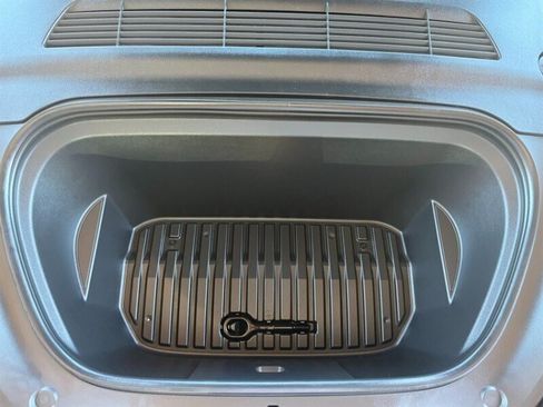 Used 2022 Tesla Model Y Long Range AWD/4WD image 4
