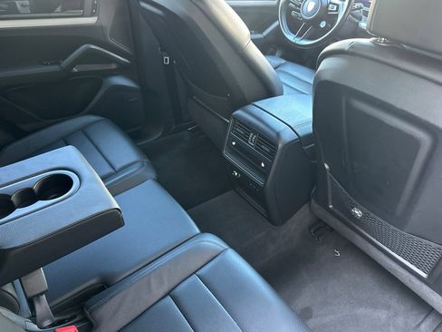 Used 2024 Porsche Cayenne AWD/4WD image 18