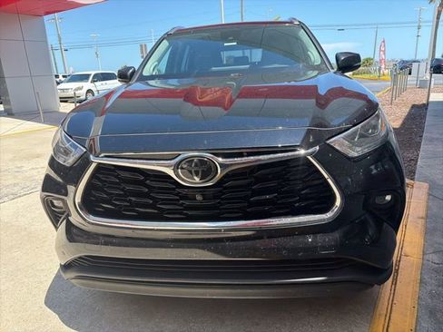 Used 2021 Toyota Highlander Limited FWD image 2