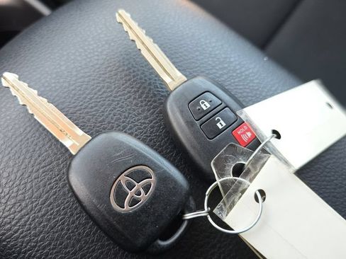 Used 2015 Toyota RAV4 LE FWD image 27