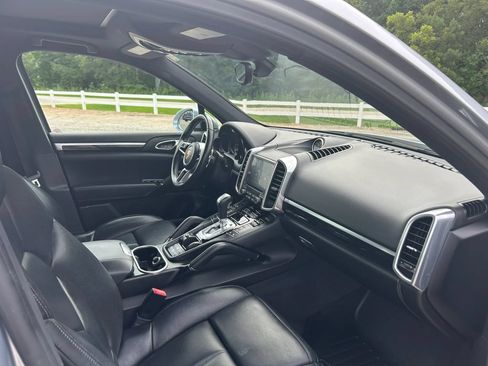 Used 2017 Porsche Cayenne AWD/4WD image 31