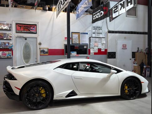 Used 2022 Lamborghini Huracan EVO image 4