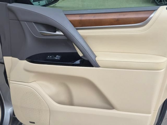 Used 2020 Lexus LX 570 4WD w/ Luxury Package image 17