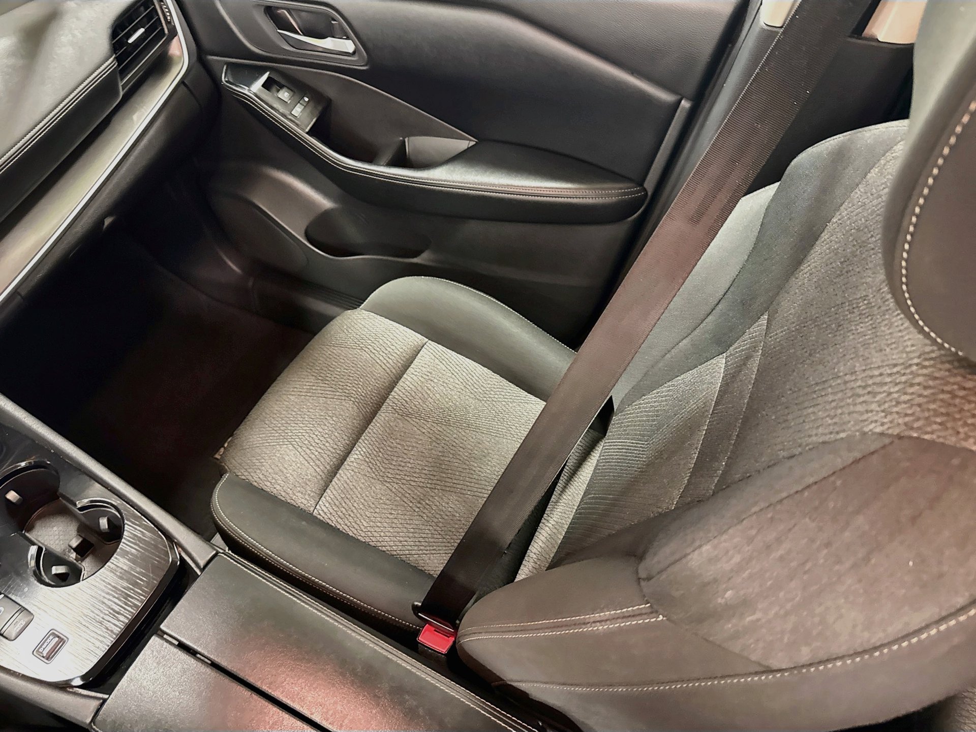 Used 2025 Nissan Rogue SV FWD image 21