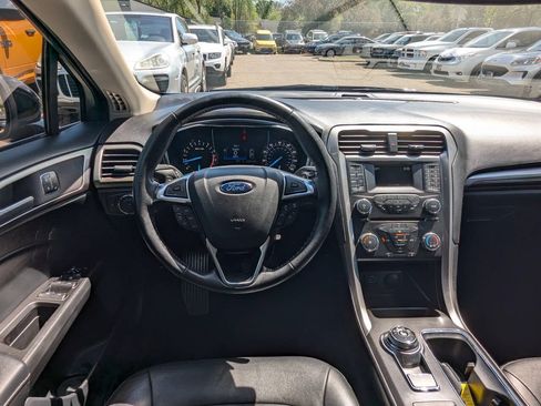 Used 2018 Ford Fusion SE AWD/4WD image 16