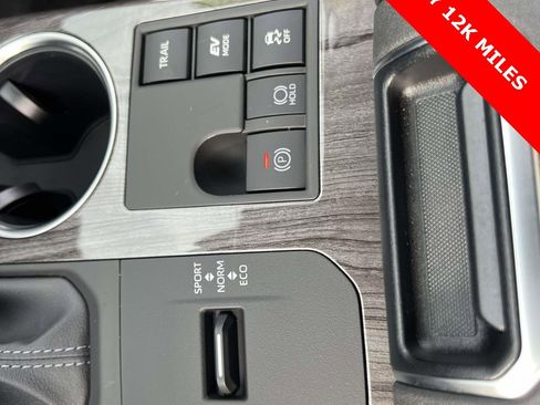 Used 2024 Toyota Highlander Platinum image 28