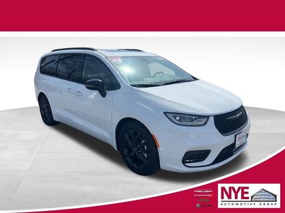 New 2024 Chrysler Pacifica Limited w/ S Appearance Package