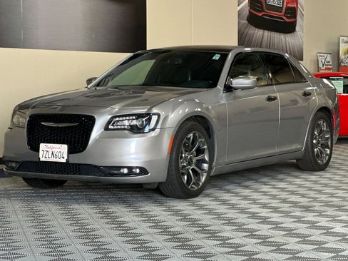 Used 2018 Chrysler 300 S RWD image 8