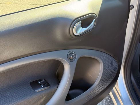 Used 2017 smart fortwo pure image 16