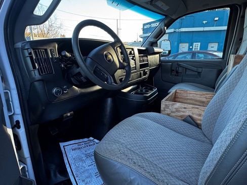 Used 2017 Chevrolet Express 3500 image 10