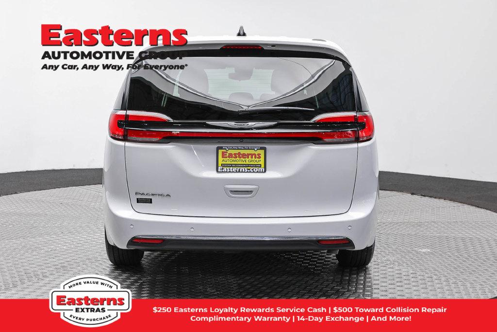 Used 2023 Chrysler Pacifica Touring-L FWD image 7