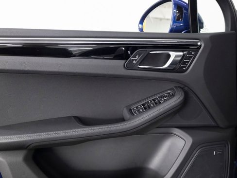 Certified 2025 Porsche Macan AWD/4WD image 24