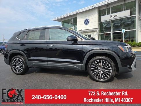 Used 2025 Volkswagen Taos SE image 1