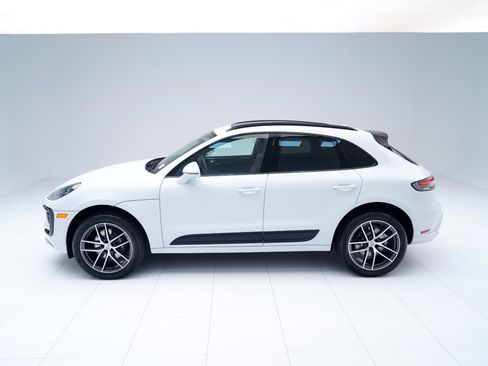 Certified 2026 Porsche Macan AWD/4WD image 2