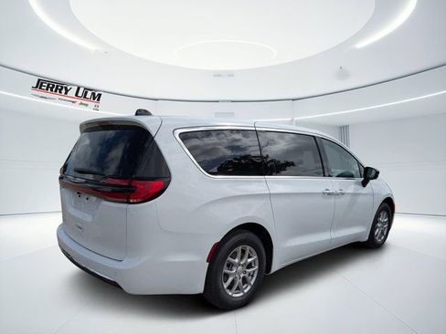 New 2026 Chrysler Pacifica Select FWD image 3