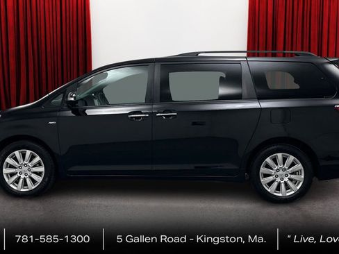 Used 2017 Toyota Sienna Limited image 8