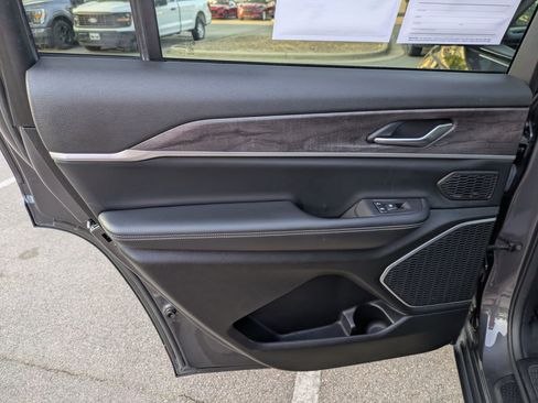 Used 2022 Jeep Grand Cherokee L Limited AWD/4WD image 32