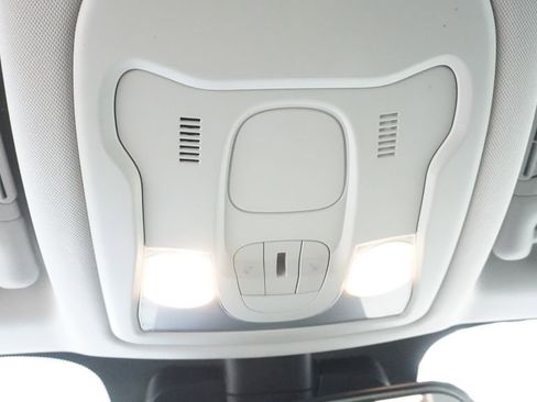 Used 2017 Jeep Renegade Latitude w/ Cold Weather Group image 38