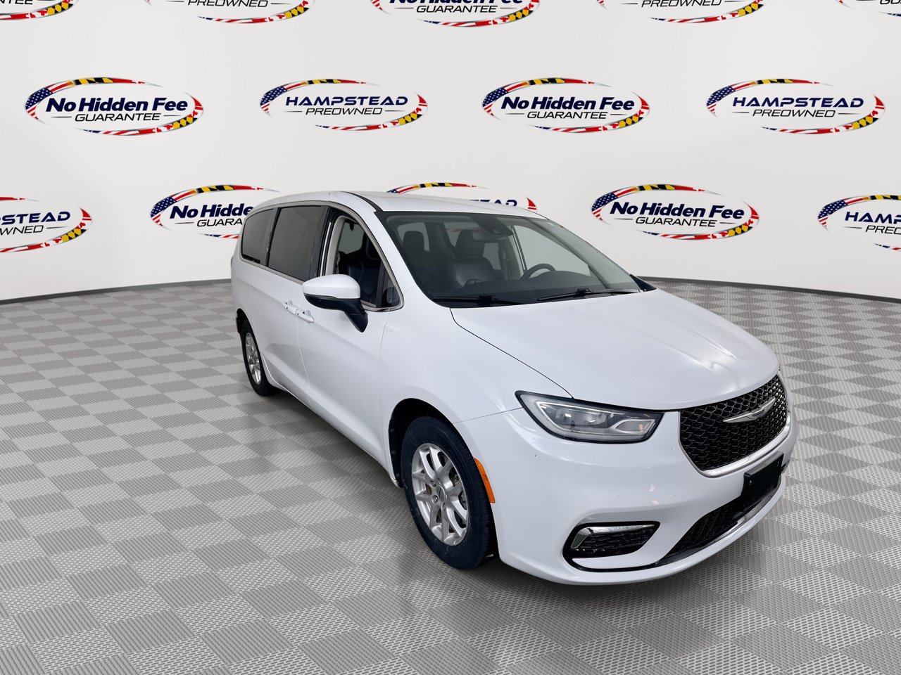 Used 2023 Chrysler Pacifica Touring-L FWD image 3