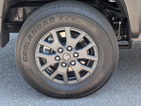 Used 2025 Toyota 4Runner SR5 AWD/4WD image 9