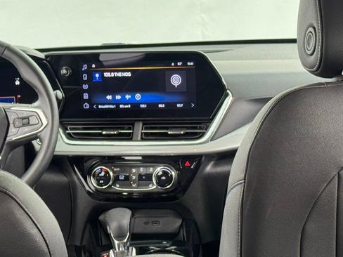 Used 2025 Chevrolet Trax LT w/ LT Convenience Package FWD image 16
