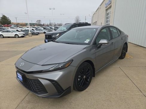 Used 2025 Toyota Camry SE w/ Convenience Package image 4