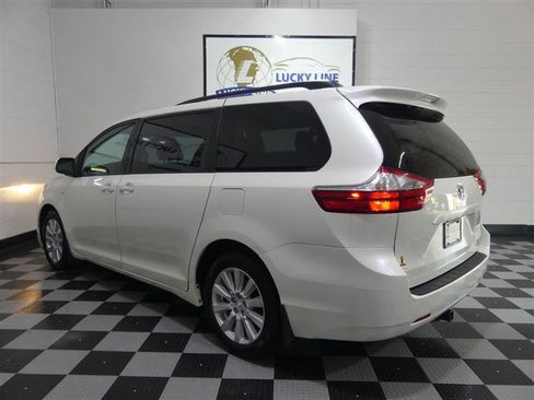 Used 2017 Toyota Sienna XLE image 10