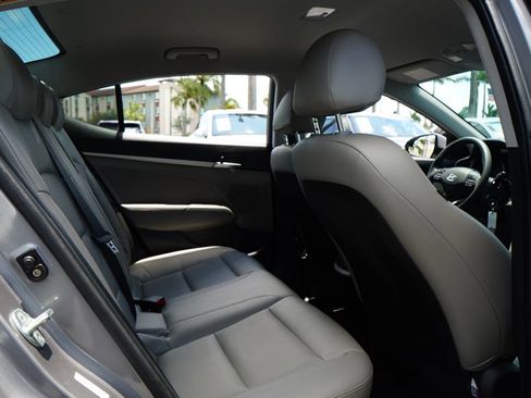 Used 2020 Hyundai Elantra SE FWD image 19