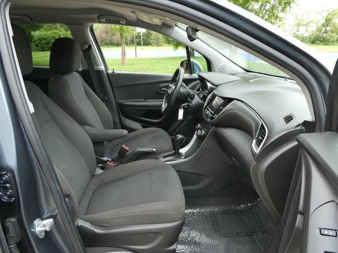 Used 2021 Chevrolet Trax LS w/ Tint and Cruise Package AWD/4WD image 27