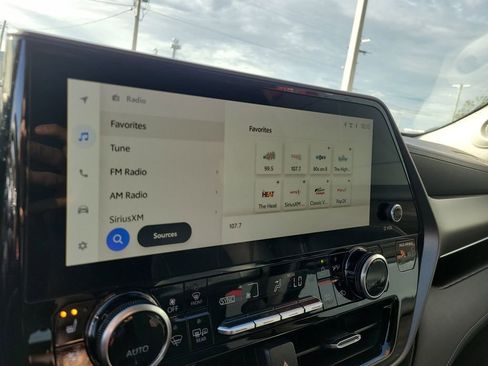 Used 2023 Toyota Highlander Limited image 21