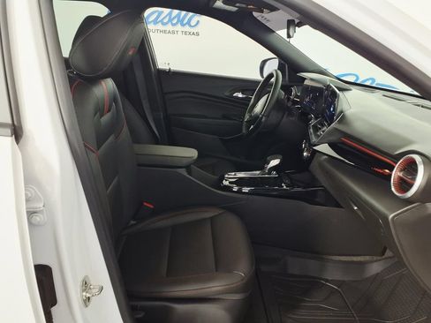 Used 2025 Chevrolet Trax RS w/ Sunroof Package FWD image 10