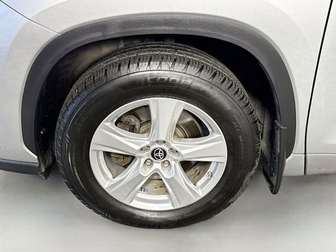 Used 2023 Toyota Highlander LE AWD/4WD image 4
