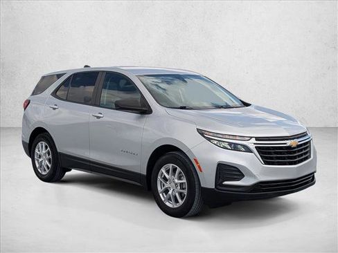 Used 2022 Chevrolet Equinox LS w/ LS Convenience Package FWD image 3