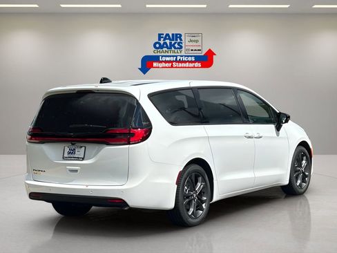 New 2026 Chrysler Pacifica Select image 9