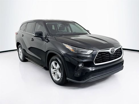 Certified 2022 Toyota Highlander LE image 7