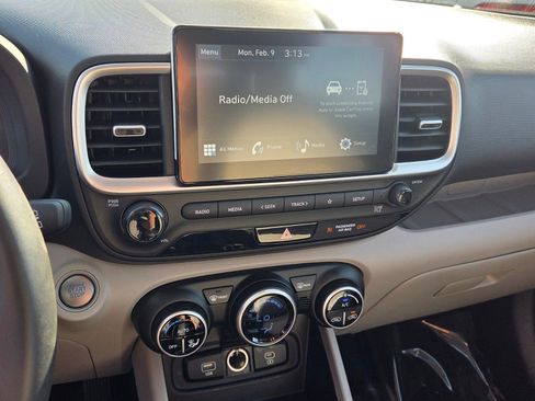 Used 2025 Hyundai Venue SEL image 19