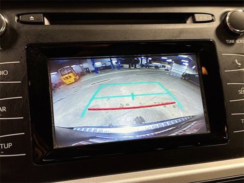 Used 2019 Toyota Highlander LE image 12