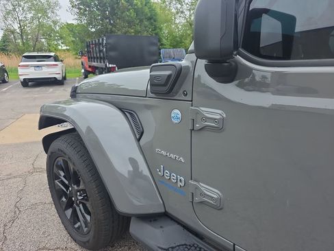 Used 2022 Jeep Wrangler Unlimited Sahara w/ Cold Weather Group AWD/4WD image 17