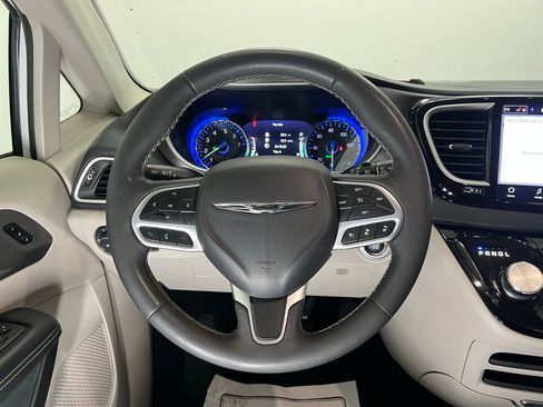 Used 2024 Chrysler Pacifica Touring-L image 15