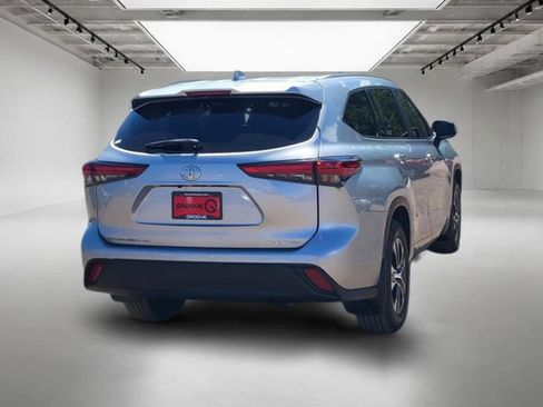Used 2023 Toyota Highlander XLE AWD/4WD image 6
