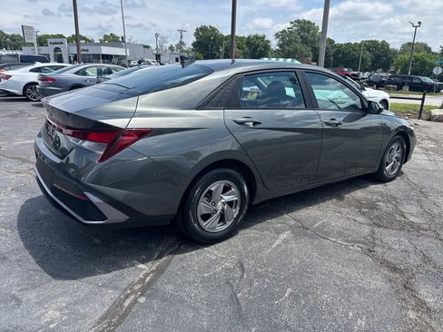 Used 2024 Hyundai Elantra SE FWD image 5