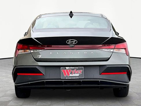 Certified 2024 Hyundai Elantra SE FWD image 5