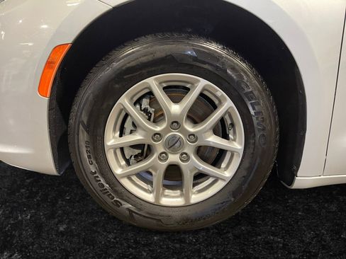 Used 2024 Chrysler Pacifica Touring-L FWD image 15