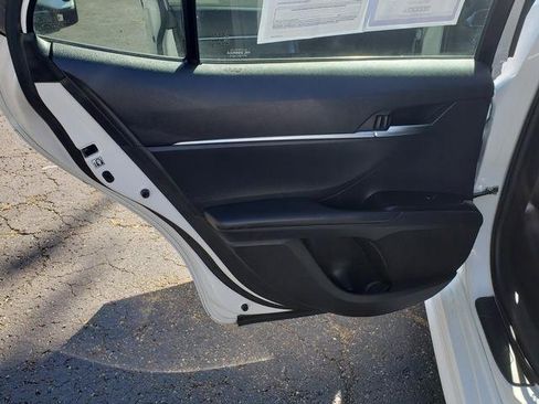 Used 2018 Toyota Camry SE image 14